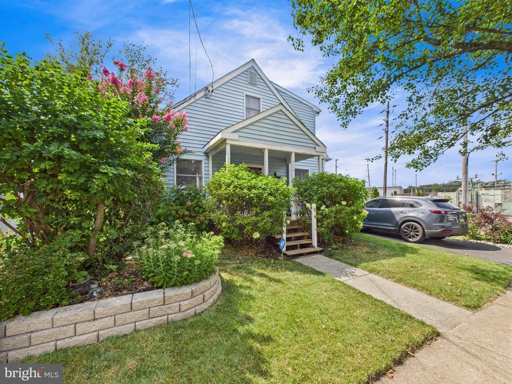566 LINDEN ST, Bristol, PA 19007