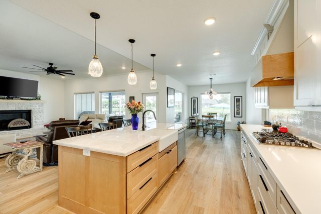 217 Arrowhead Drive, Lake Jackson, TX 77566