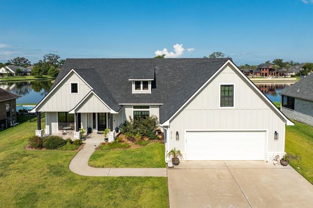 217 Arrowhead Drive, Lake Jackson, TX 77566