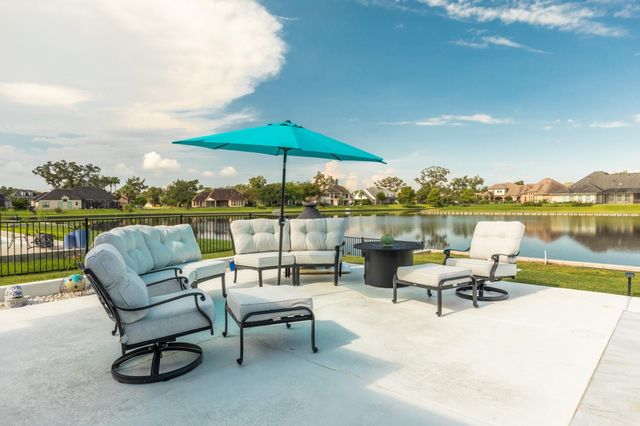 217 Arrowhead Drive, Lake Jackson, TX 77566