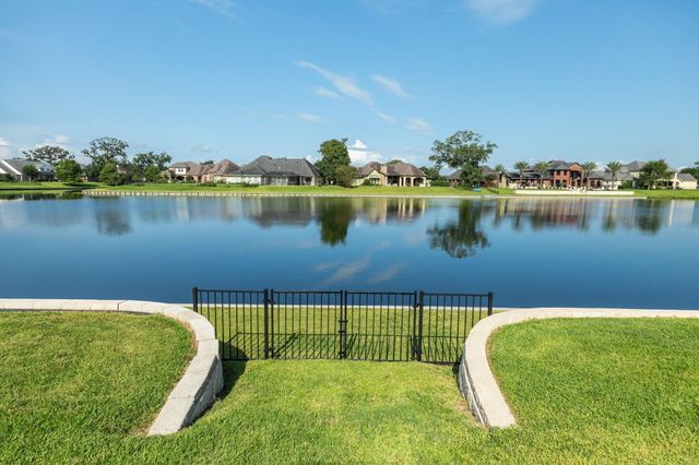 217 Arrowhead Drive, Lake Jackson, TX 77566