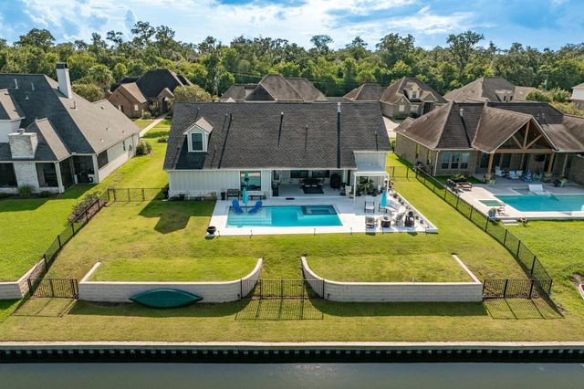 217 Arrowhead Drive, Lake Jackson, TX 77566