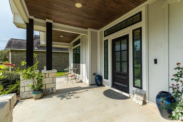 217 Arrowhead Drive, Lake Jackson, TX 77566