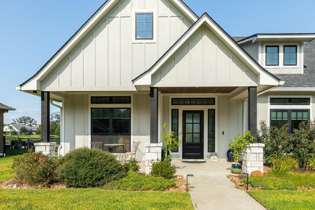 217 Arrowhead Drive, Lake Jackson, TX 77566