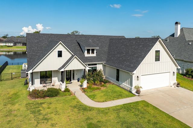 217 Arrowhead Drive, Lake Jackson, TX 77566