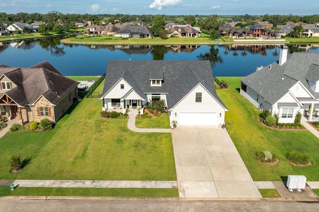 217 Arrowhead Drive, Lake Jackson, TX 77566