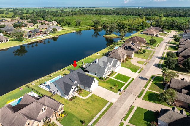 217 Arrowhead Drive, Lake Jackson, TX 77566