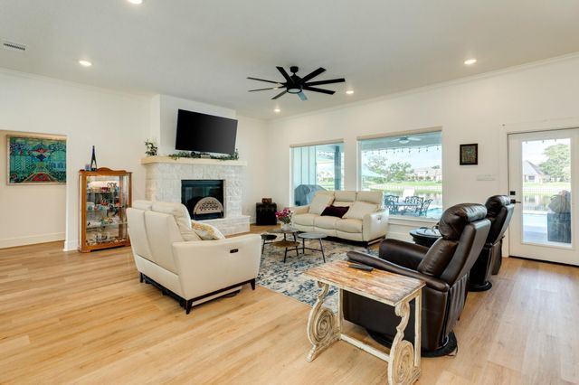 217 Arrowhead Drive, Lake Jackson, TX 77566