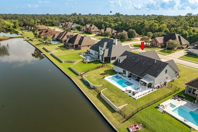 217 Arrowhead Drive, Lake Jackson, TX 77566