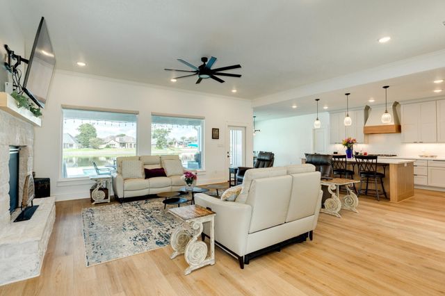 217 Arrowhead Drive, Lake Jackson, TX 77566