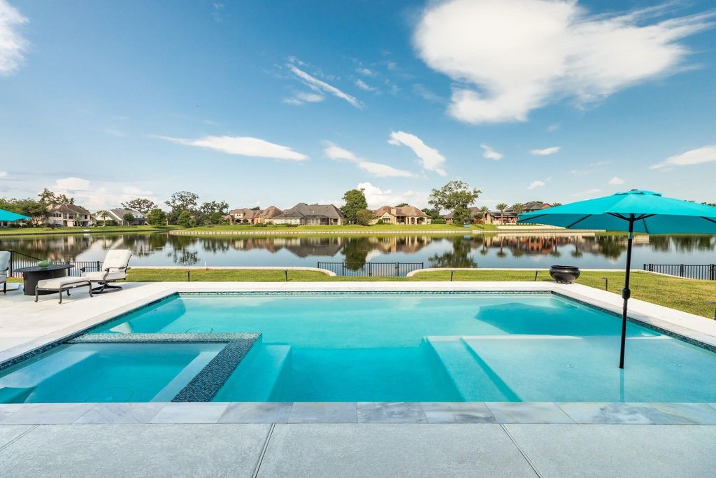 217 Arrowhead Drive, Lake Jackson, TX 77566