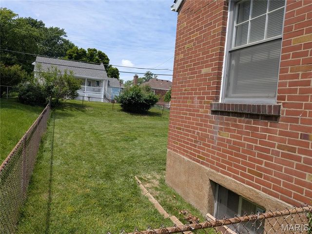 9133 Overton Drive, St Louis, MO 63123