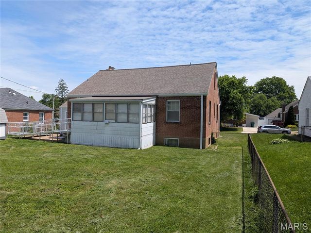 9133 Overton Drive, St Louis, MO 63123