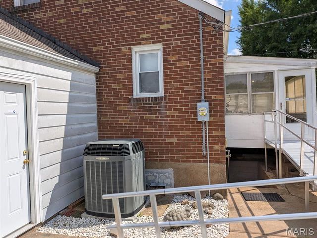 9133 Overton Drive, St Louis, MO 63123