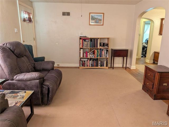 9133 Overton Drive, St Louis, MO 63123