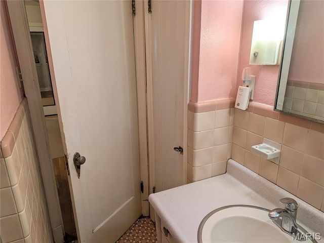 9133 Overton Drive, St Louis, MO 63123