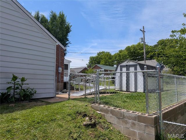 9133 Overton Drive, St Louis, MO 63123