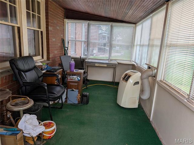 9133 Overton Drive, St Louis, MO 63123