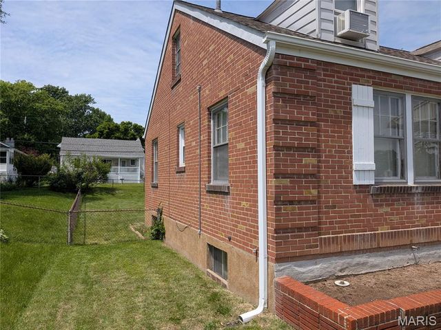 9133 Overton Drive, St Louis, MO 63123