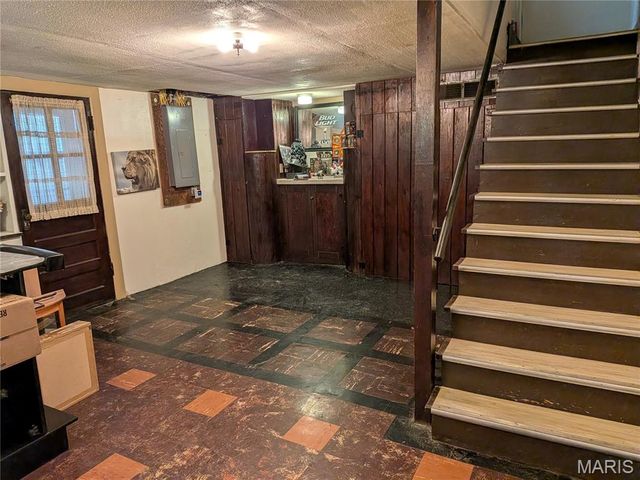 9133 Overton Drive, St Louis, MO 63123