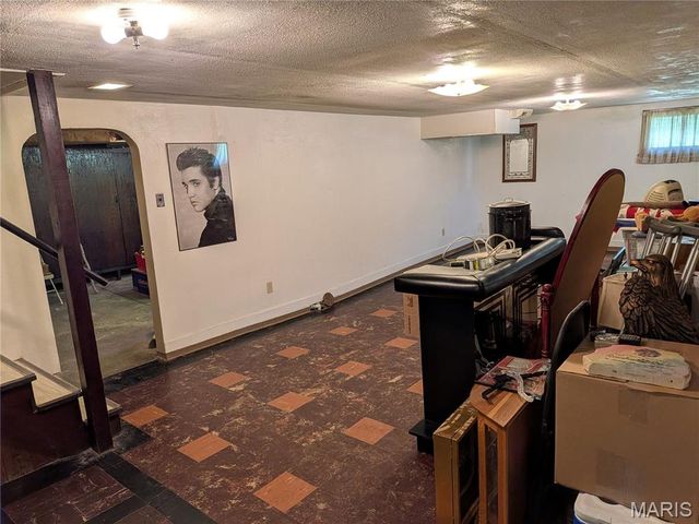9133 Overton Drive, St Louis, MO 63123