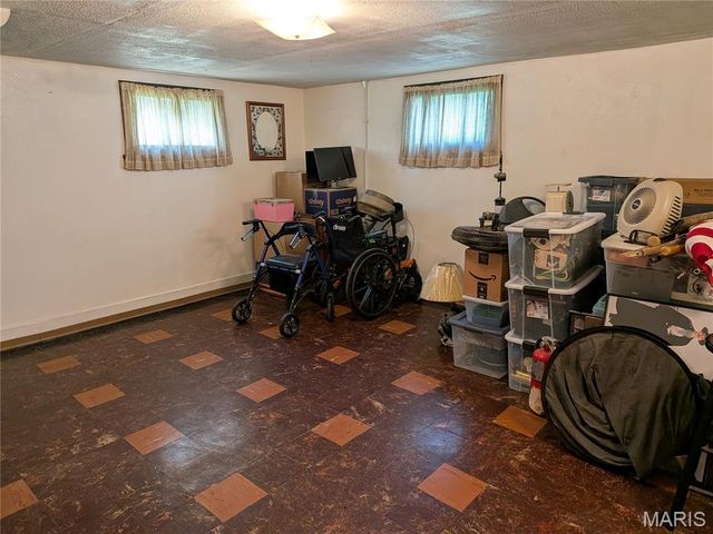 9133 Overton Drive, St Louis, MO 63123