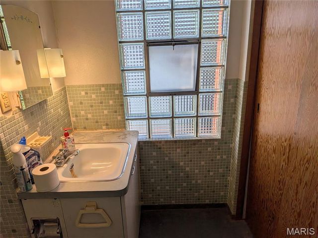 9133 Overton Drive, St Louis, MO 63123