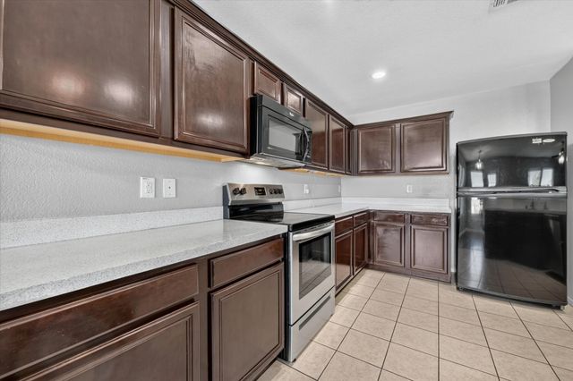 925 Bee Creek Lane, Fort Worth, TX 76120