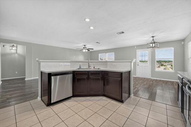 925 Bee Creek Lane, Fort Worth, TX 76120