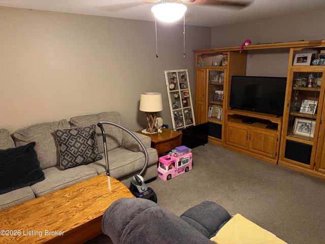 680 Hough Run Rd, Mt Washington, KY 40047