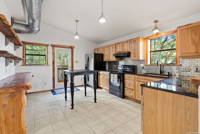 1381 Greenbriar Dr, Canyon Lake, TX 78133