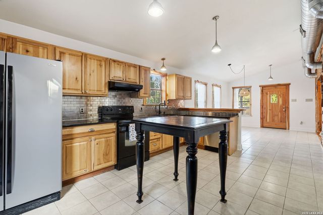 1381 Greenbriar Dr, Canyon Lake, TX 78133