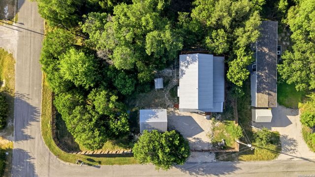 1381 Greenbriar Dr, Canyon Lake, TX 78133
