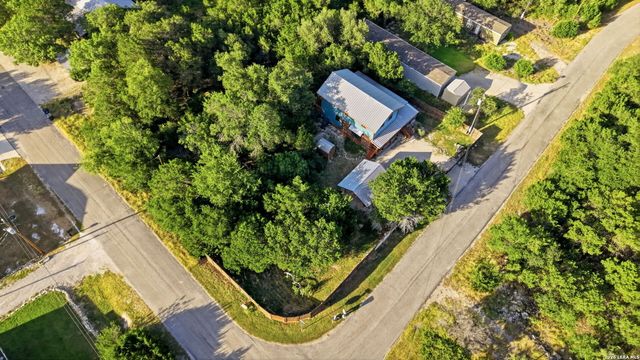 1381 Greenbriar Dr, Canyon Lake, TX 78133