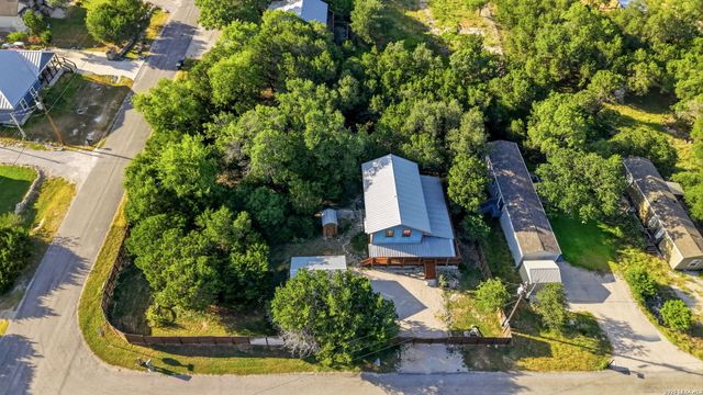 1381 Greenbriar Dr, Canyon Lake, TX 78133