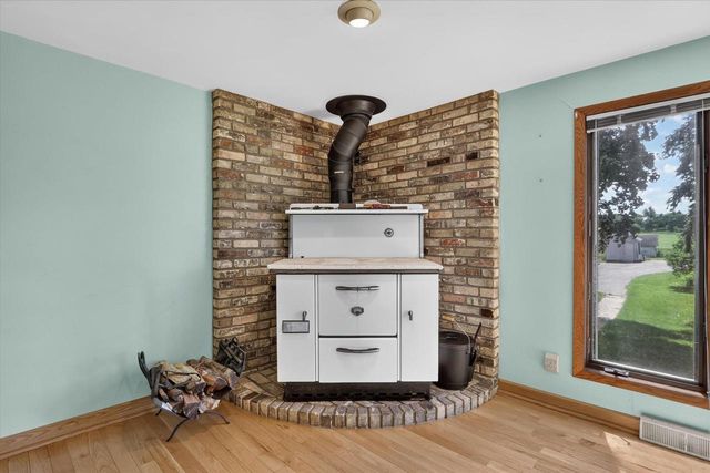 1270 Hillside Road, Edgerton, WI 53534