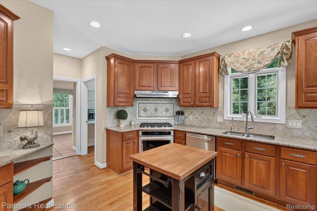 5935 Winans View Court, Hamburg Township, MI 48169