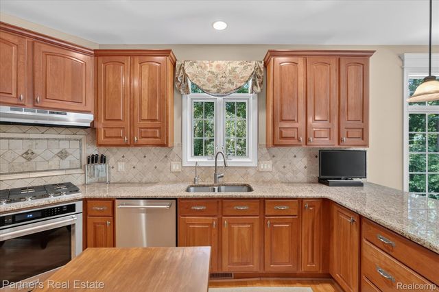 5935 Winans View Court, Hamburg Township, MI 48169