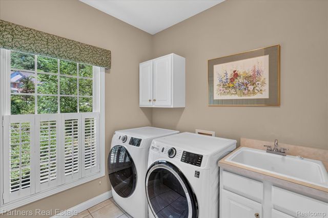5935 Winans View Court, Hamburg Township, MI 48169