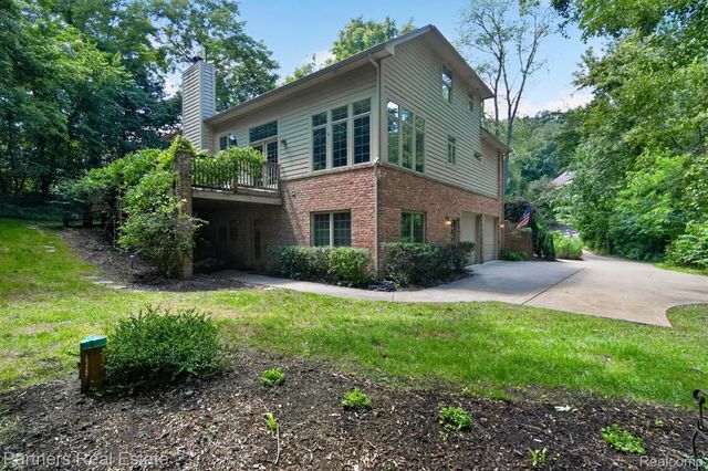 5935 Winans View Court, Hamburg Township, MI 48169