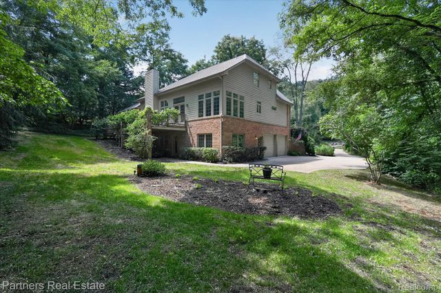 5935 Winans View Court, Hamburg Township, MI 48169
