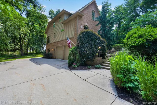 5935 Winans View Court, Hamburg Township, MI 48169