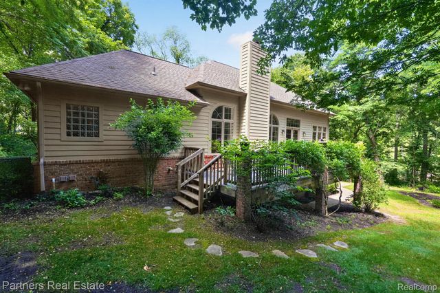 5935 Winans View Court, Hamburg Township, MI 48169