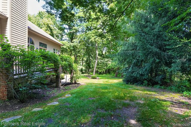 5935 Winans View Court, Hamburg Township, MI 48169