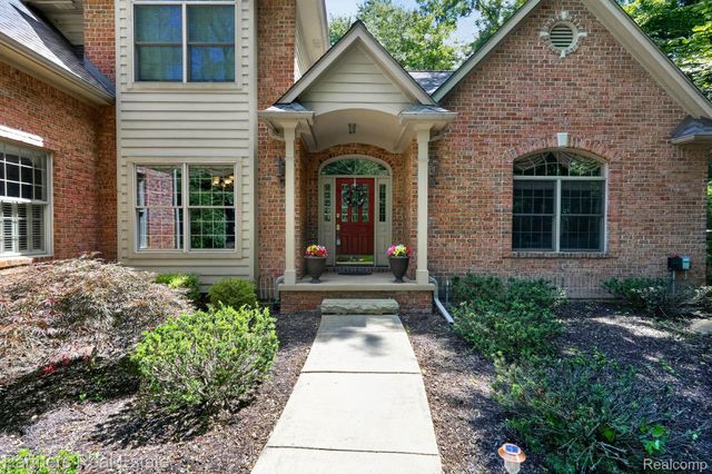 5935 Winans View Court, Hamburg Township, MI 48169