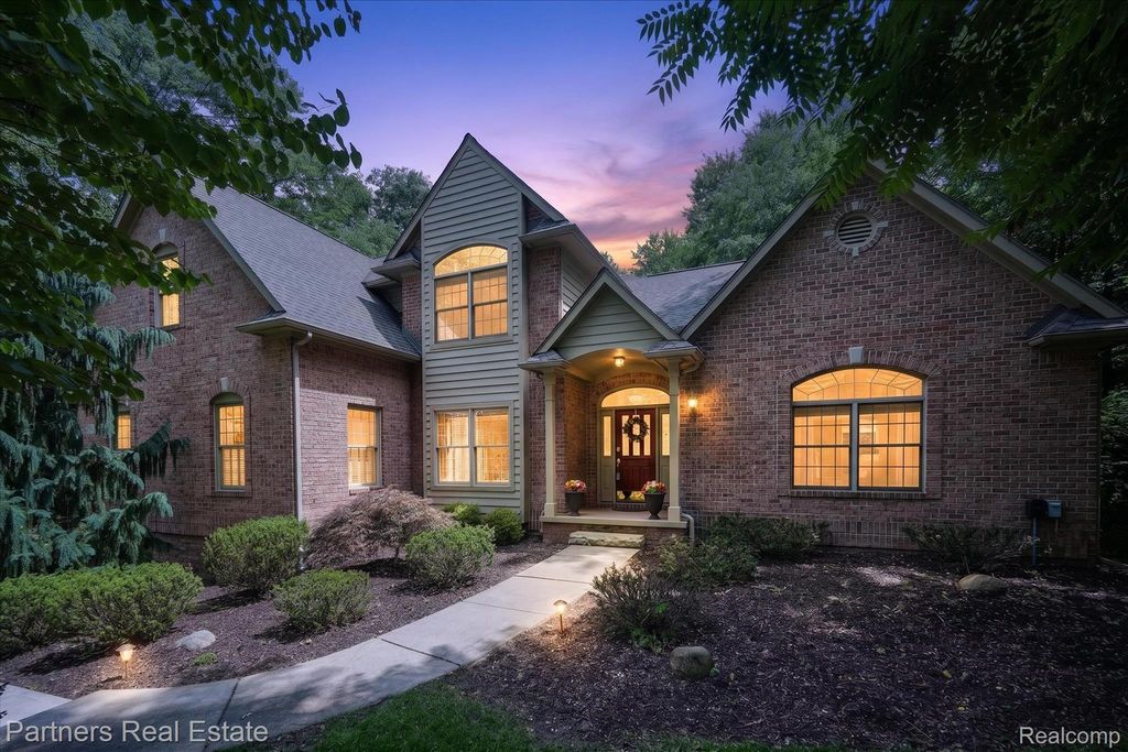 5935 Winans View Court, Hamburg Township, MI 48169