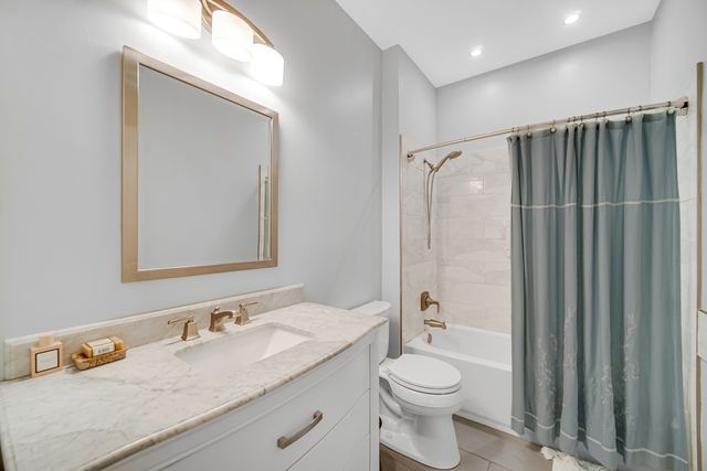 720 Viewpointe Drive, St. Charles, IL 60174