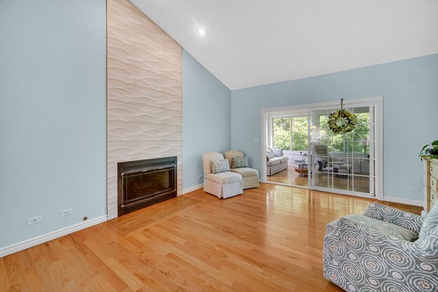 720 Viewpointe Drive, St. Charles, IL 60174