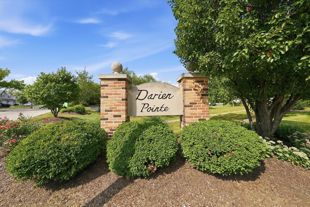 8321 Highpoint Circle D, Darien, IL 60561 — exterior