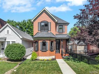 909 S 4th Street, St Charles, MO 63301
